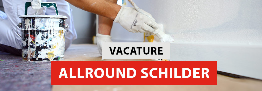 vacature voor allround schilder knielende schilder met kwast op plint